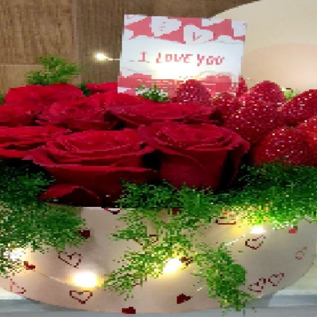 Comenzamos a mostraros muestras propuestas para San Valentín, son ediciones limitadas por lo que su estás interesad@ no lo dejes para el último día! 
#sanvalentin2022 
01 caja de rosas y fresas!